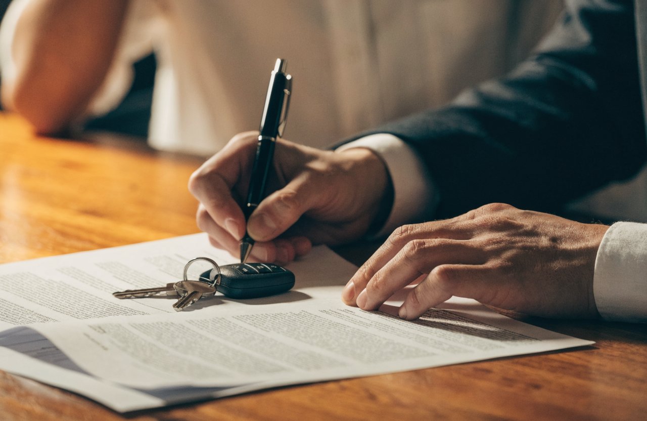 Semnarea unui contract de vânzare pentru o mașină rulată